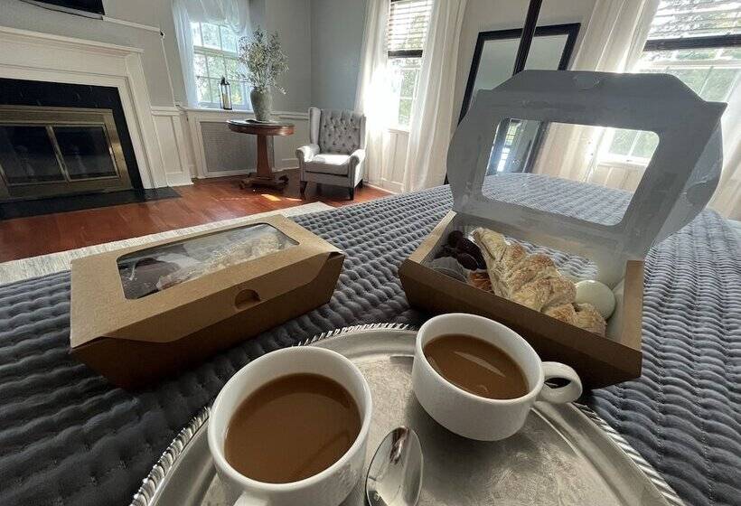 Valcour Inn & Boathouse