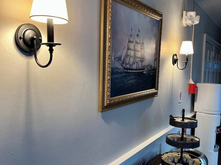 Valcour Inn & Boathouse