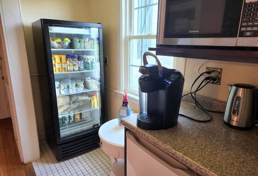 Valcour Inn & Boathouse