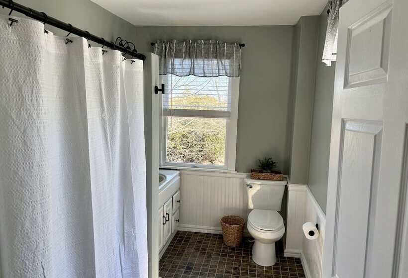 Valcour Inn & Boathouse