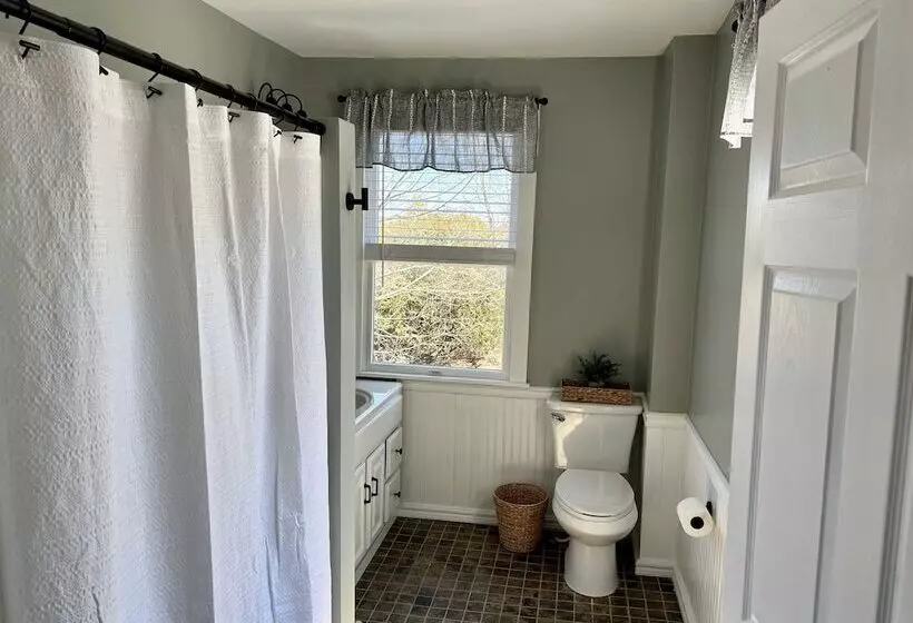 Valcour Inn & Boathouse