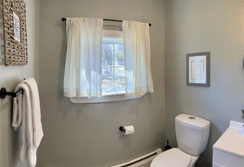 Valcour Inn & Boathouse