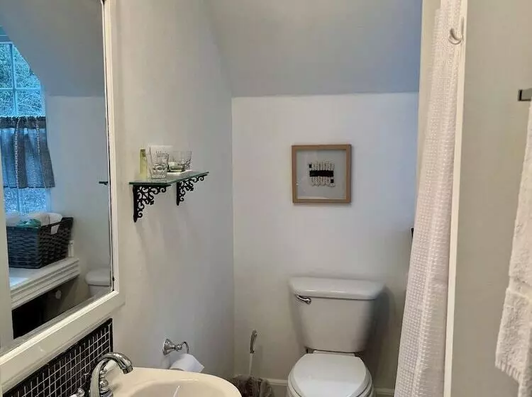 Valcour Inn & Boathouse