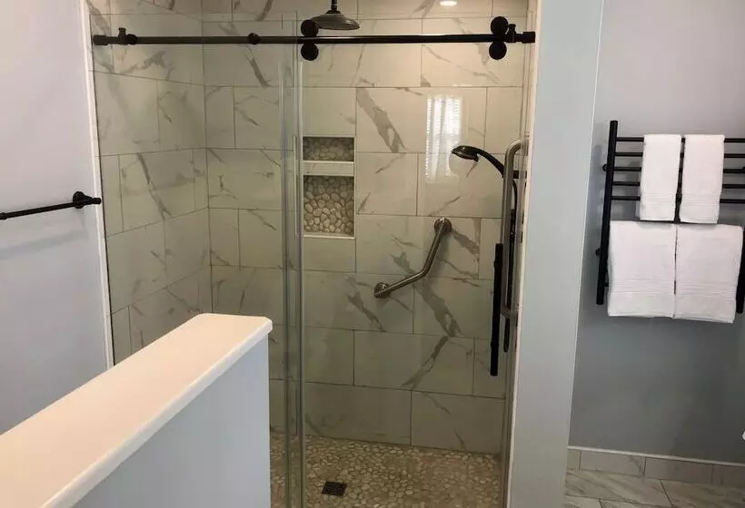 Valcour Inn & Boathouse