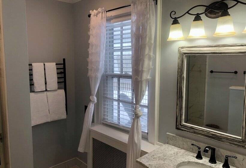 Valcour Inn & Boathouse