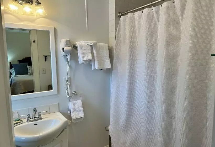 Valcour Inn & Boathouse