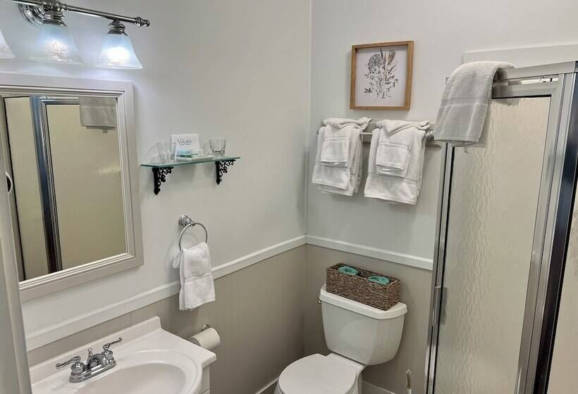 Valcour Inn & Boathouse