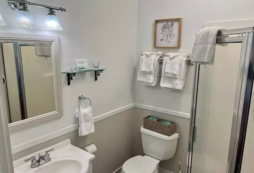 Valcour Inn & Boathouse