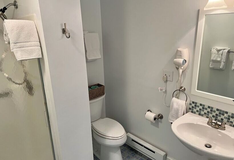 Valcour Inn & Boathouse