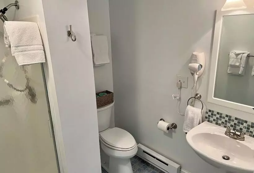 Valcour Inn & Boathouse