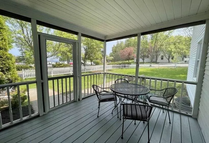 Valcour Inn & Boathouse