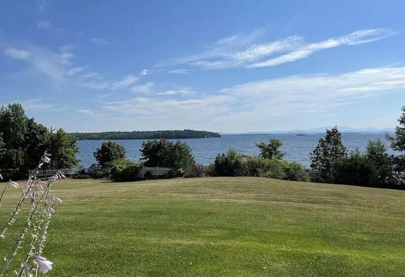 Valcour Inn & Boathouse