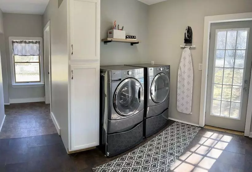 Valcour Inn & Boathouse