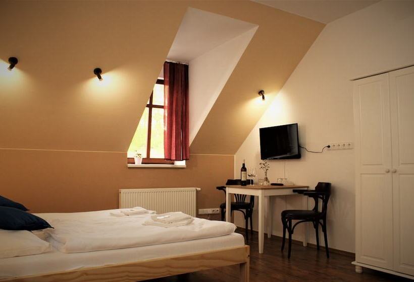 Отель Penzion A Restaurace U řeky