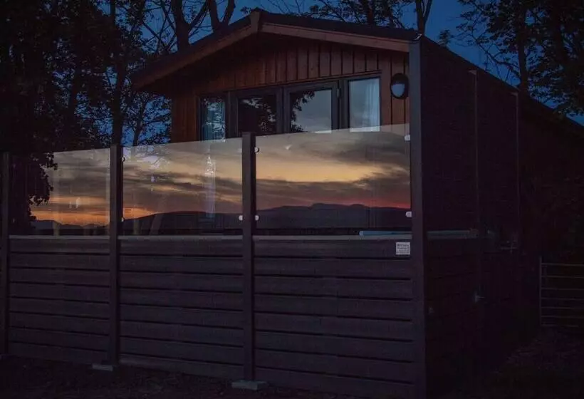 Luxurious Super King Lodge With Hot Tub