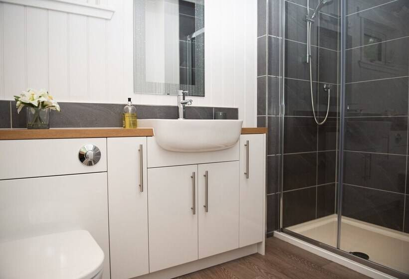 Luxurious Super King Lodge With Hot Tub