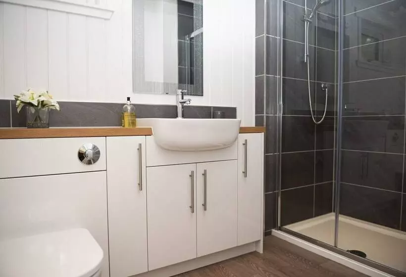 Luxurious Super King Lodge With Hot Tub