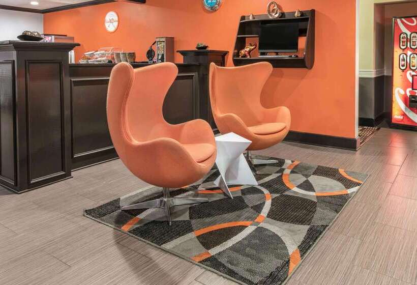 Отель Howard Johnson By Wyndham Near Schlitterbahn