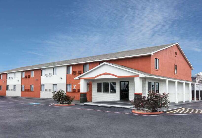 Отель Howard Johnson By Wyndham Near Schlitterbahn