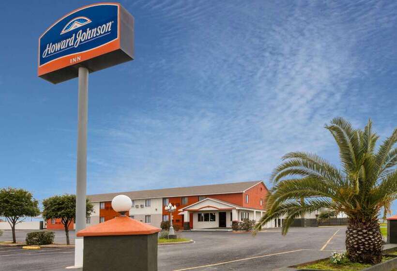 Отель Howard Johnson By Wyndham Near Schlitterbahn