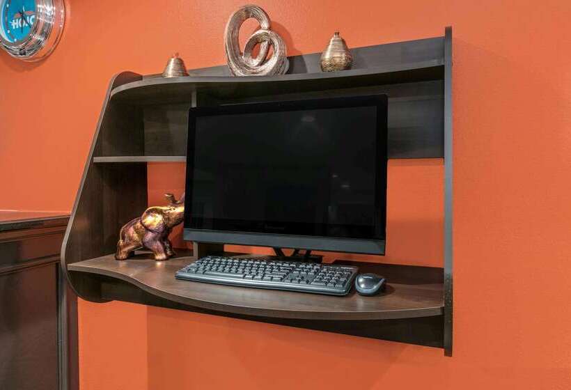 Отель Howard Johnson By Wyndham Near Schlitterbahn