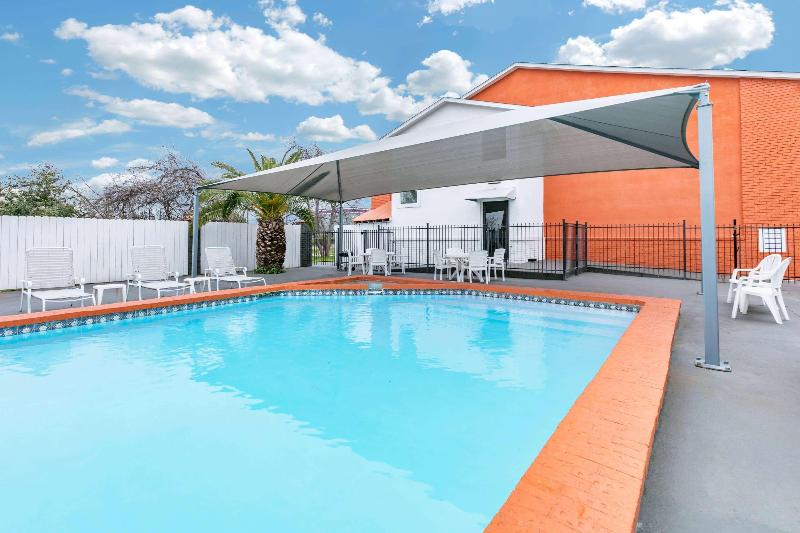 Отель Howard Johnson By Wyndham Near Schlitterbahn