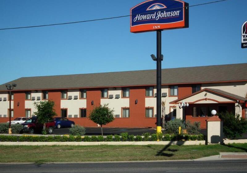 Отель Howard Johnson By Wyndham Near Schlitterbahn
