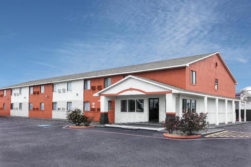 Отель Howard Johnson By Wyndham Near Schlitterbahn