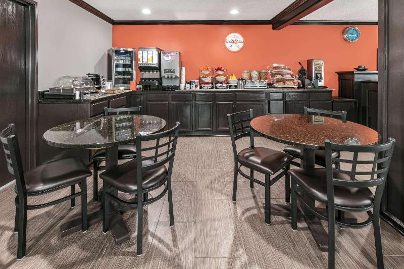 Отель Howard Johnson By Wyndham Near Schlitterbahn