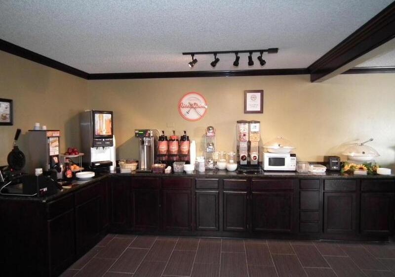 Отель Howard Johnson By Wyndham Near Schlitterbahn