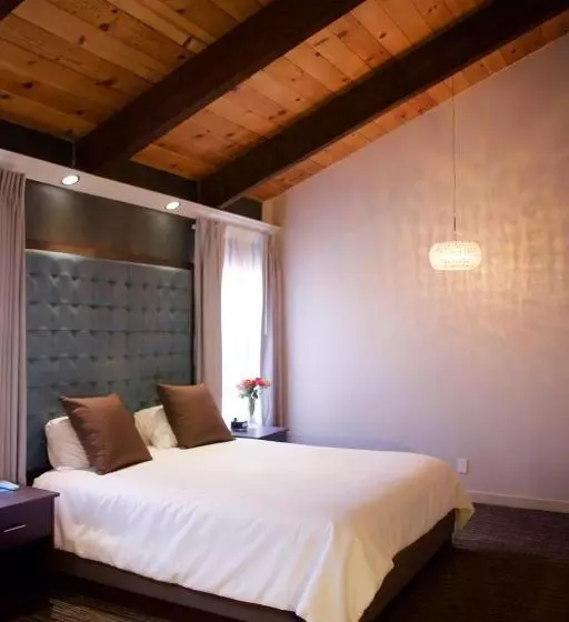 בית מלון כפרי Munras Inn