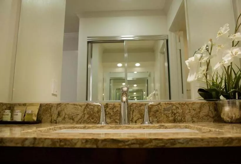 בית מלון כפרי Munras Inn