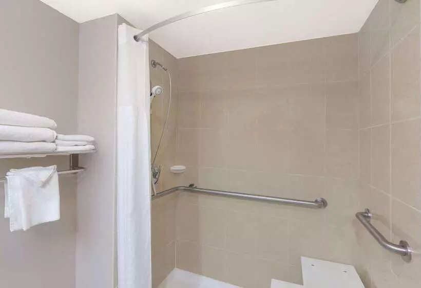 مُتل Days Inn By Wyndham Utica