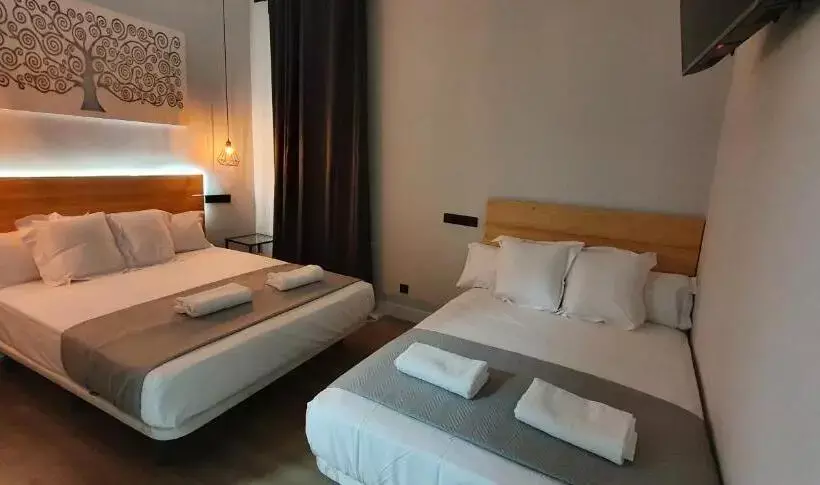 مسافرخانه Ch Lemon Rooms  Madrid