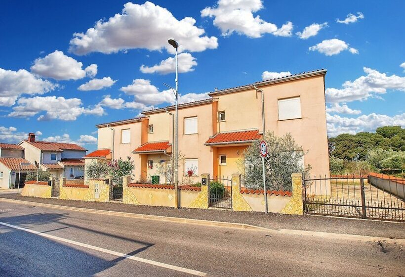 Apartment With 4 Bedrooms 446