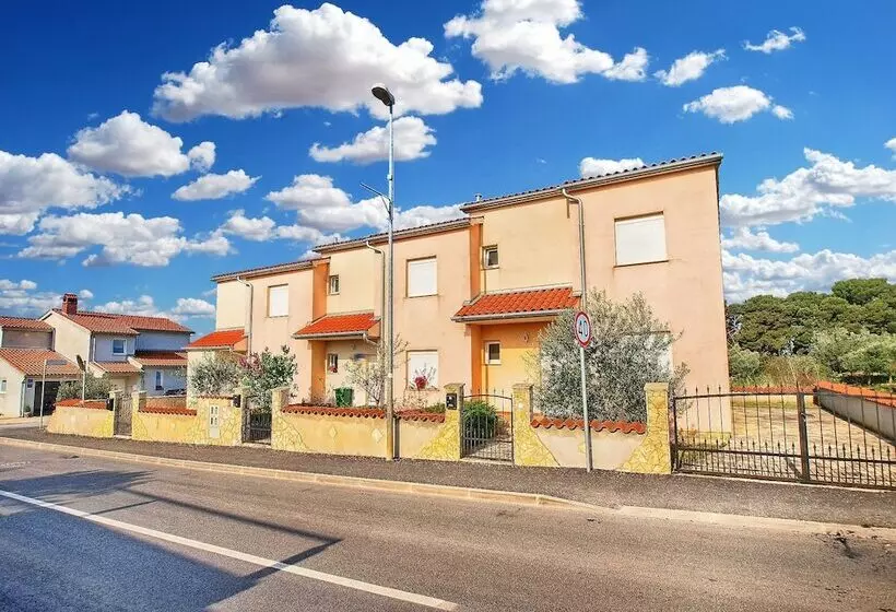 Apartment With 4 Bedrooms 446