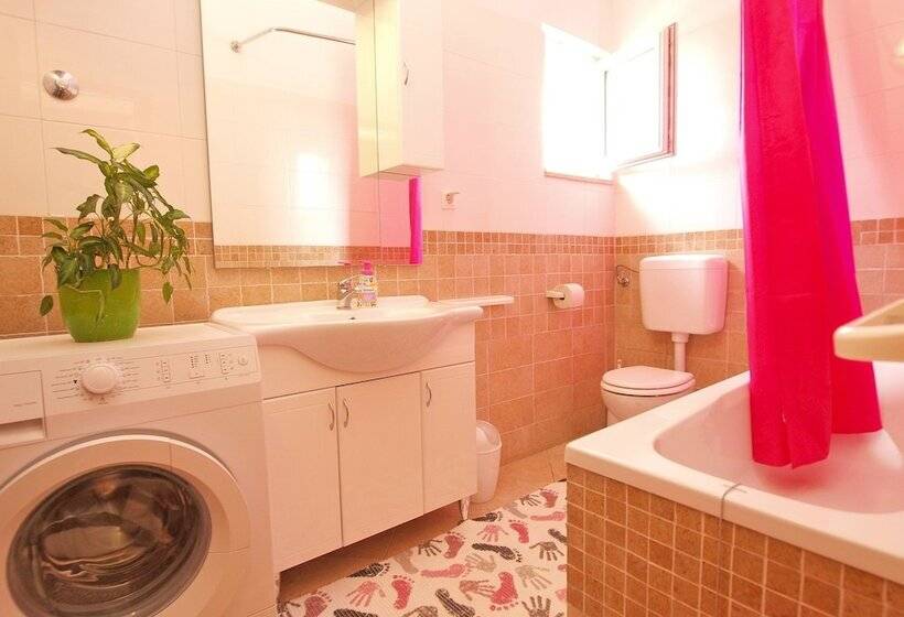 Apartment With 4 Bedrooms 446