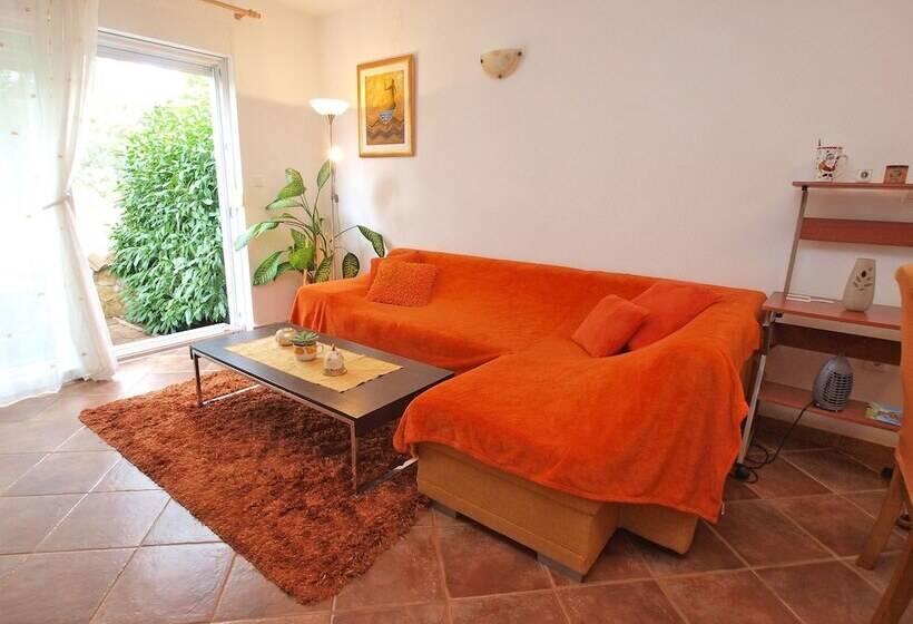 Apartment With 4 Bedrooms 446