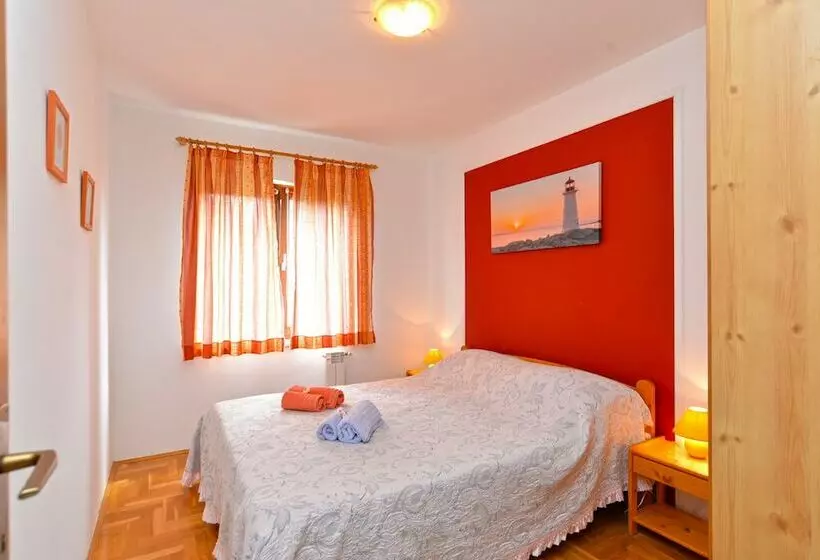 Apartment 739