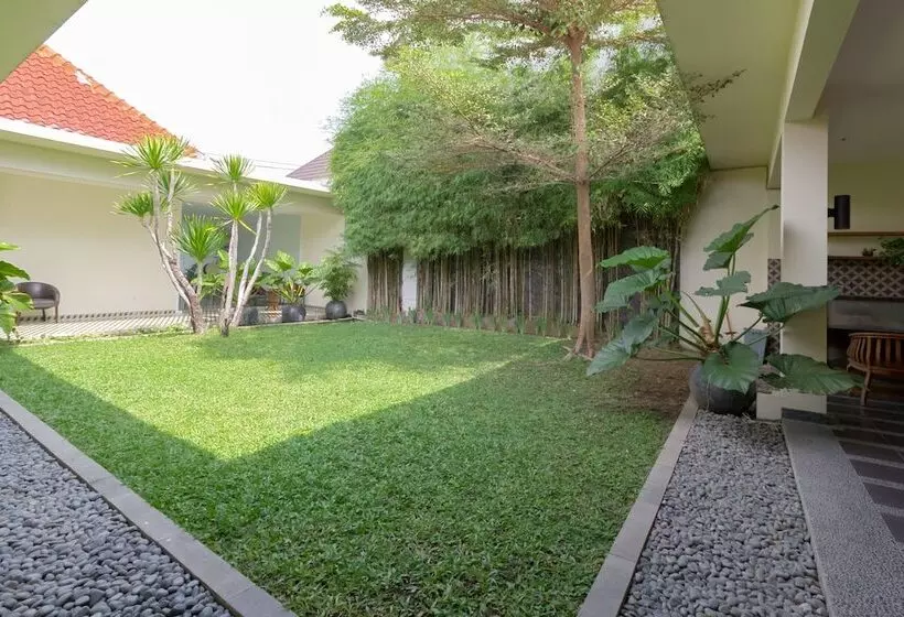 ホテル Reddoorz Plus @ Demangan Gejayan