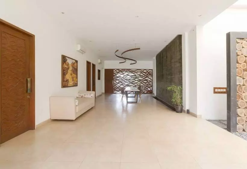 ホテル Reddoorz Plus @ Demangan Gejayan