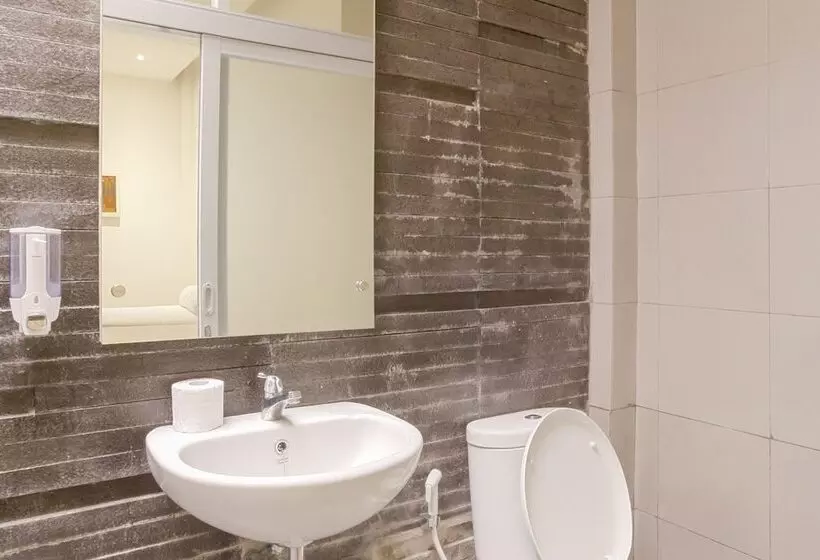 ホテル Reddoorz Plus @ Demangan Gejayan