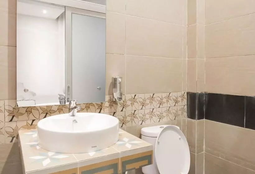 ホテル Reddoorz Plus @ Demangan Gejayan