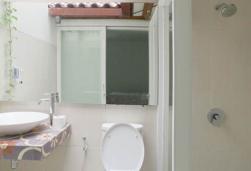 فندق Reddoorz Plus @ Demangan Gejayan