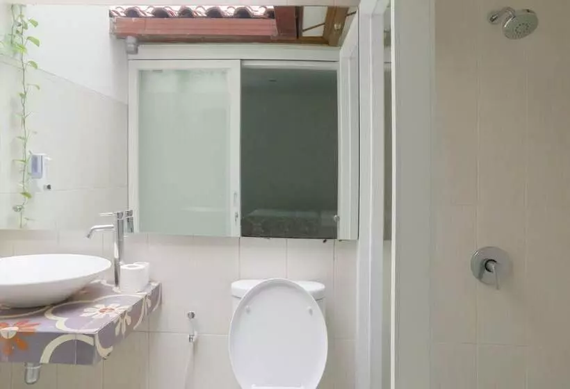 ホテル Reddoorz Plus @ Demangan Gejayan