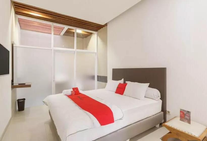 ホテル Reddoorz Plus @ Demangan Gejayan