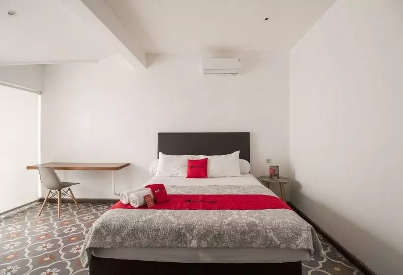 ホテル Reddoorz Plus @ Demangan Gejayan