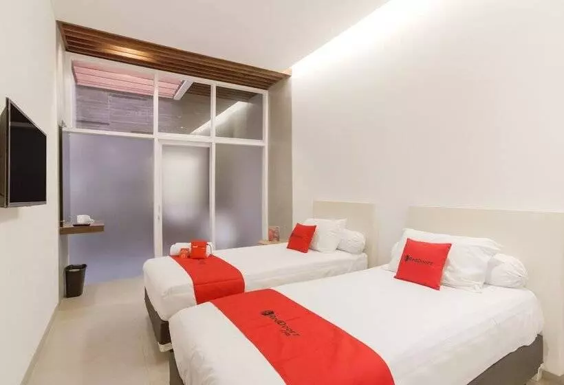 ホテル Reddoorz Plus @ Demangan Gejayan