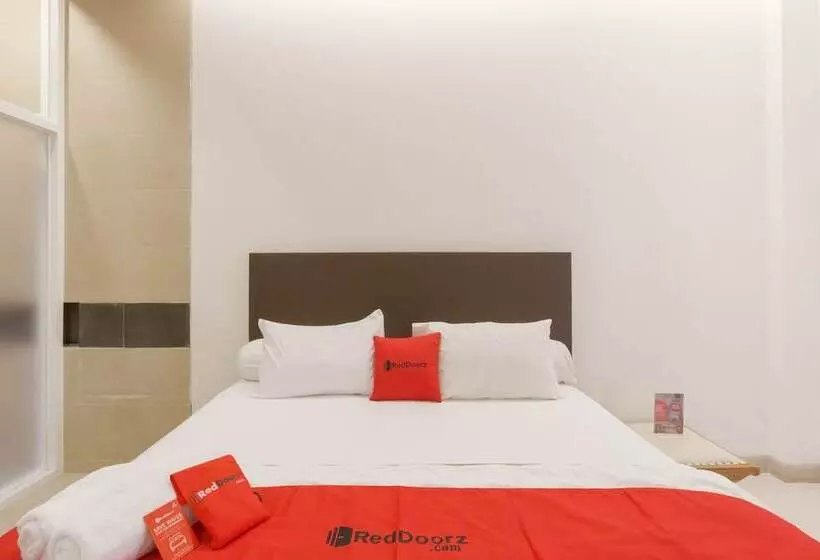 ホテル Reddoorz Plus @ Demangan Gejayan