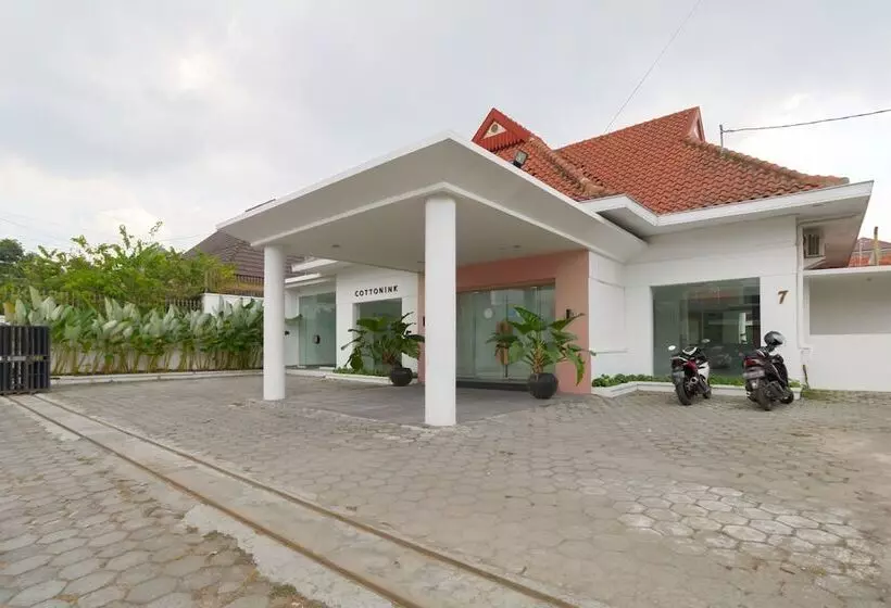 ホテル Reddoorz Plus @ Demangan Gejayan